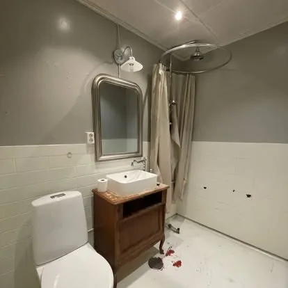 Bad før oppussing, med gammel servant og toalett