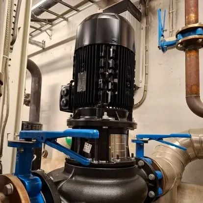 Stor sprinklerpumpe med blå flensventiler i pumperommet