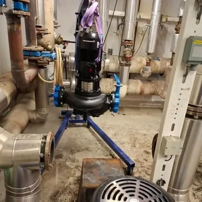 Pumpe på stativ med ventiler og sil i et sprinklerrom