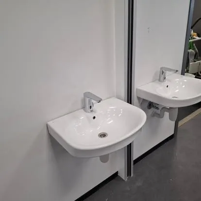 To vegghengte servanter i et sanitærrom i et næringsbygg